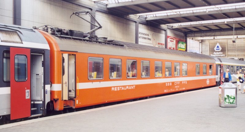 800-36 - Muenchen Hbf 2001.jpg