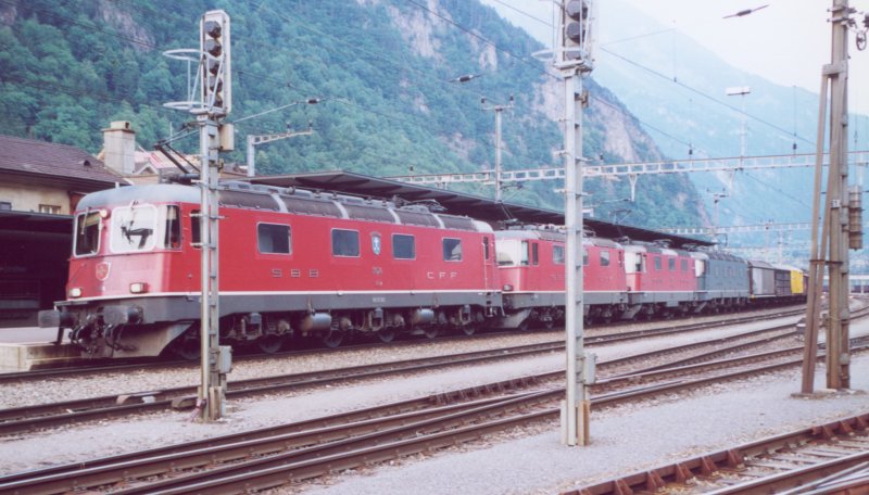 800 - 28-6-00 4-10 Erstfeld 27A.jpg