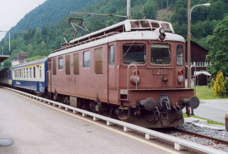 800 - 28-06-01 5-25 Interlaken Ost Hbf 12.jpg
