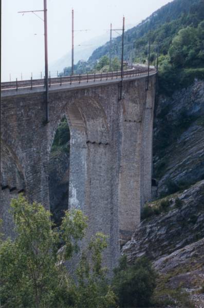 16-6-2002 1-35 Luogelkinviadukt, BLS 02.jpg