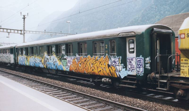 21-6-2002 6-20 Erstfeld 17A.jpg
