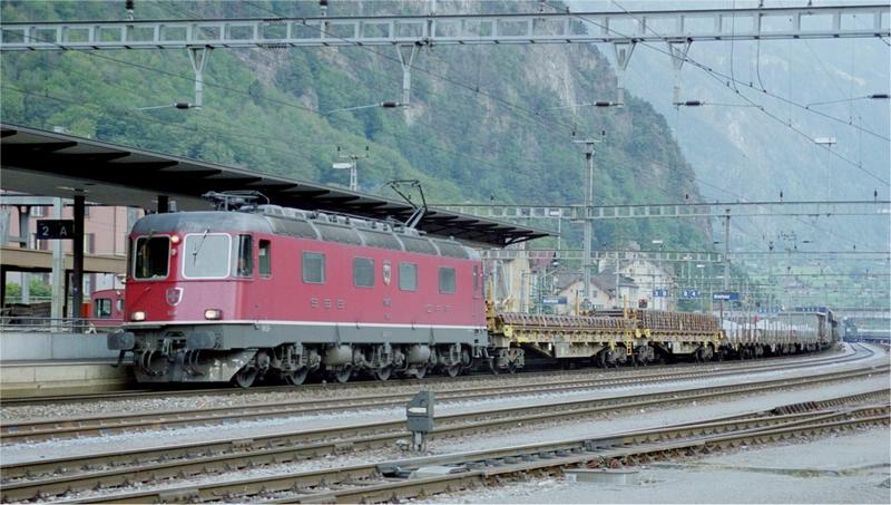 6-21 - 02-09-2003 - Erstfeld - 16a.jpg