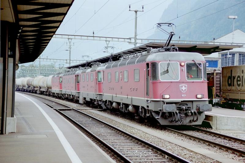 9-28 - 04-09-2003 - Erstfeld - 09a.jpg