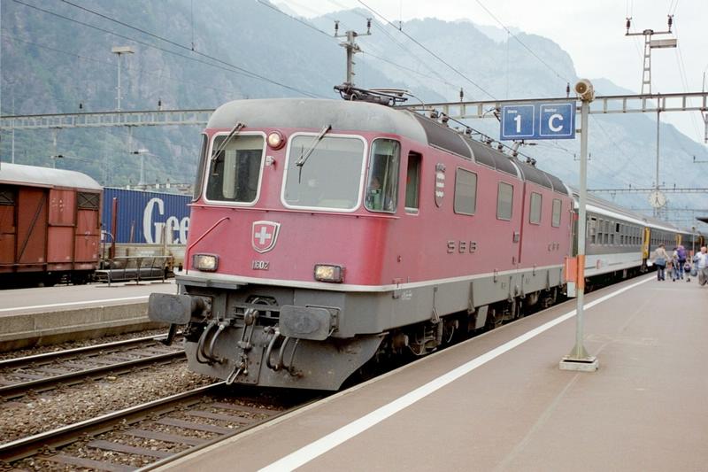 9-29 - 04-09-2003 - Erstfeld - 08a.jpg